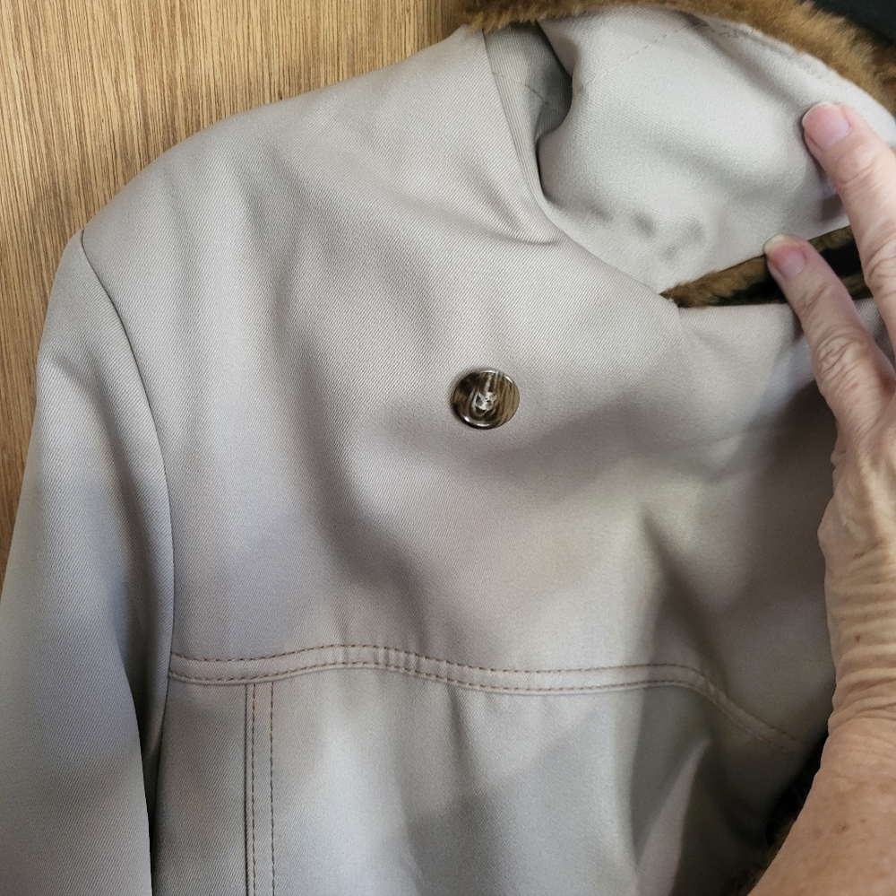 Vintage 1970 Studio One Men's Beige Pea Coat with Dark Brown Fur Collar. Size 40 - Picture 8 of 16